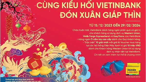 Khách hàng nhận tiền kiều hối qua VietinBank được tặng quà