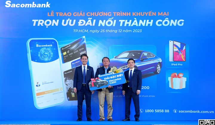 Sacombank trao giải thưởng ô tô Mercedes cho khách hàng