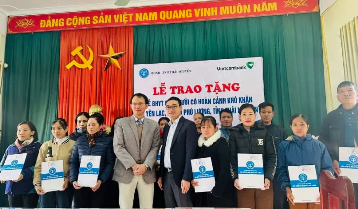 Vietcombank Thái Nguyên tặng thẻ Bảo hiểm y tế cho người nghèo