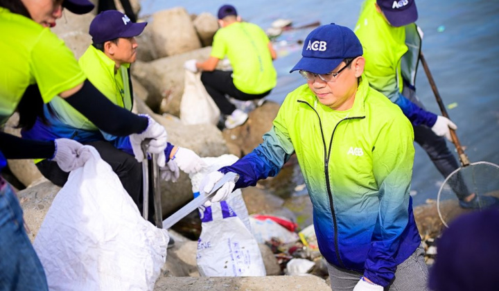 ACB tham gia dọn rác bãi biển trong Ngày Vì môi trường Phú Quốc