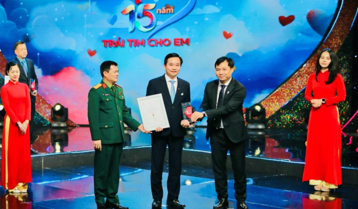 Vietcombank tài trợ 2 tỷ đồng ủng hộ mổ tim trong đêm gala 15 năm "Trái tim cho em"