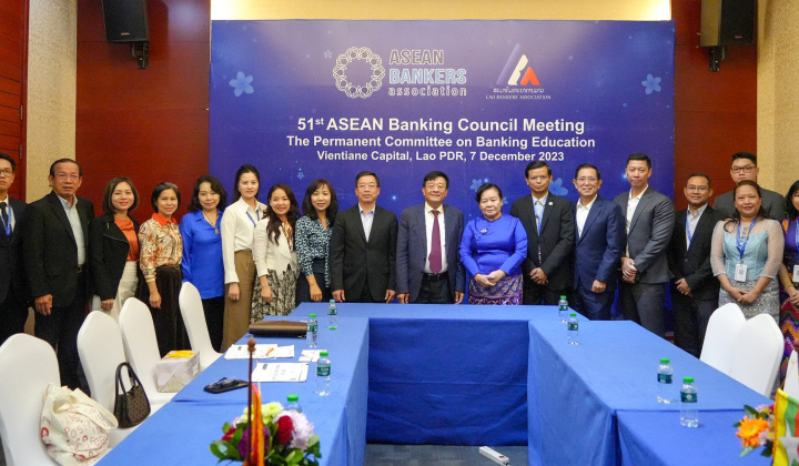 Tổng Thư ký Hiệp hội Ngân hàng Việt Nam Nguyễn Quốc Hùng tiếp đoàn Hiệp hội Ngân hàng Myanmar