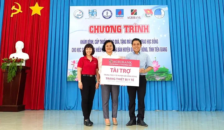 Agribank Lý Thường Kiệt tặng vật tư y tế và học bổng cho học sinh huyện Gò Công Đông, Tiền Giang