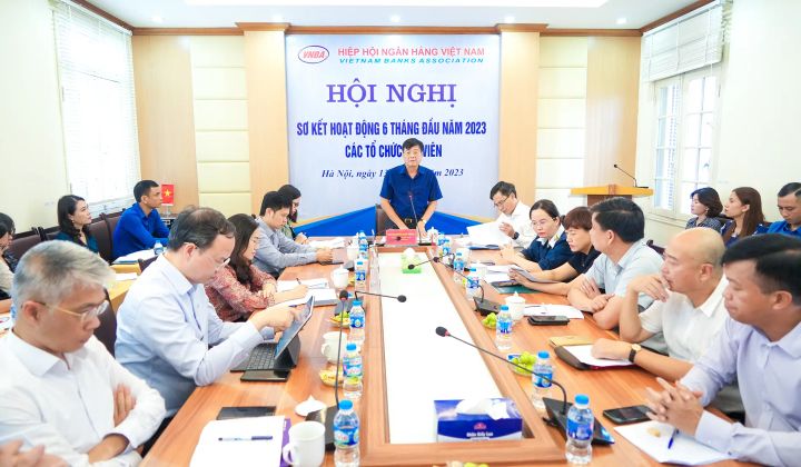 Ngân hàng đồng thuận tiếp tục giảm lãi suất cho vay hỗ trợ doanh nghiệp, người dân