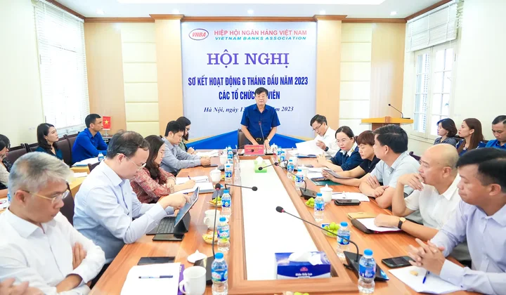 Ngân hàng đồng thuận tiếp tục giảm lãi suất cho vay hỗ trợ doanh nghiệp, người dân
