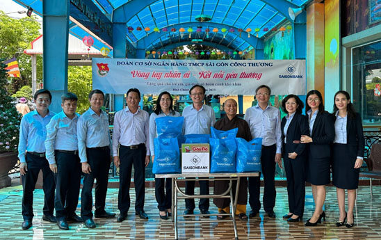 SaiGonBank trao tặng quà cho trẻ em, gia đình có hoàn cảnh khó khăn tại xã Tân Kiên, huyện Bình Chánh