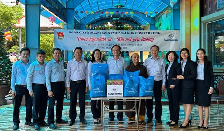 SaiGonBank trao tặng quà cho trẻ em, gia đình có hoàn cảnh khó khăn tại xã Tân Kiên, huyện Bình Chánh