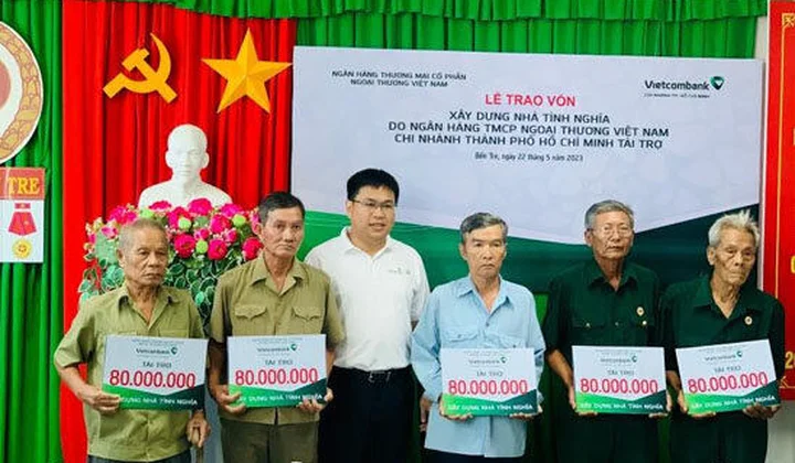 Vietcombank TP Hồ Chí Minh tặng kinh phí xây dựng 5 căn nhà tình nghĩa cho cựu chiến binh