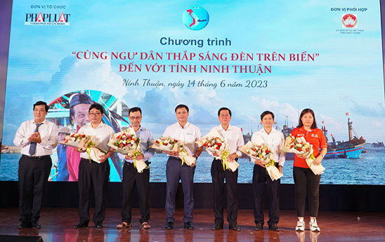 VietinBank đồng hành cùng chương trình “Cùng ngư dân thắp sáng đèn trên biển”