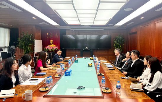 Giám đốc Tín dụng Quỹ responsAbility thăm và làm việc tại EVNFinance