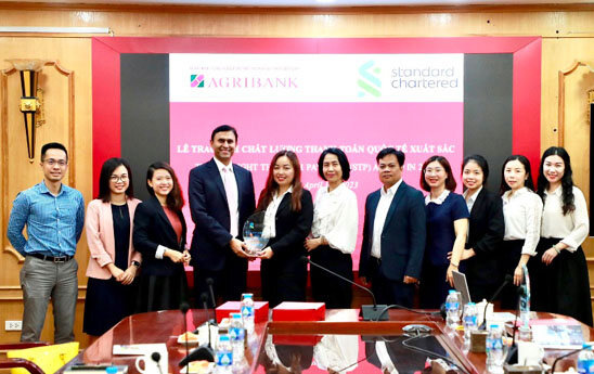 Agribank nhận giải Chất lượng Thanh toán xuất sắc năm 2022 do Standard Chartered trao tặng