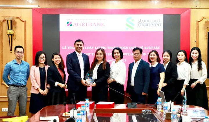 Agribank nhận giải Chất lượng Thanh toán xuất sắc năm 2022 do Standard Chartered trao tặng