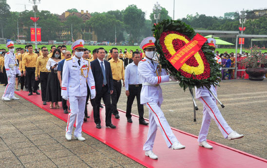 Cán bộ, nhân viên Bac A Bank viếng Chủ tịch Hồ Chí Minh nhân kỷ niệm 133 năm ngày sinh của Người