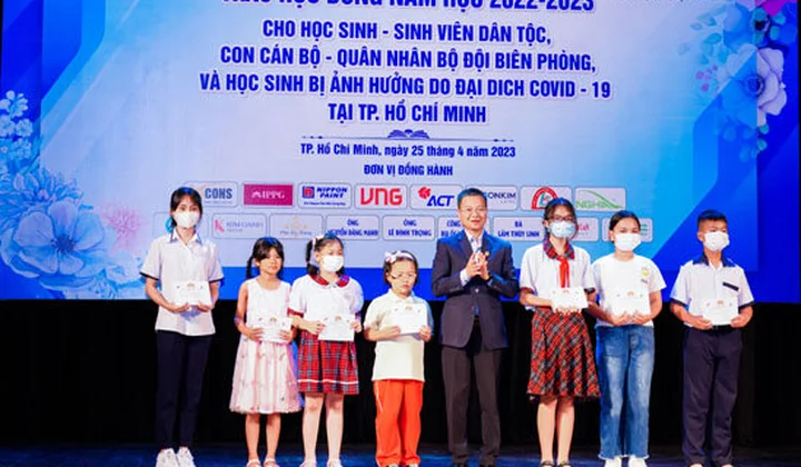 HDBank tặng 1.000 suất học bổng cho Quỹ học bổng Vừ A Dính và CLB “Vì Trường Sa - Hoàng Sa thân yêu”