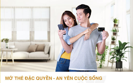 Khách hàng nhận ưu đãi độc quyền tại chương trình “Mở thẻ đặc quyền - An yên cuộc sống” của Bac A Bank
