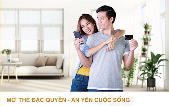 Khách hàng nhận ưu đãi độc quyền tại chương trình “Mở thẻ đặc quyền - An yên cuộc sống” của Bac A Bank