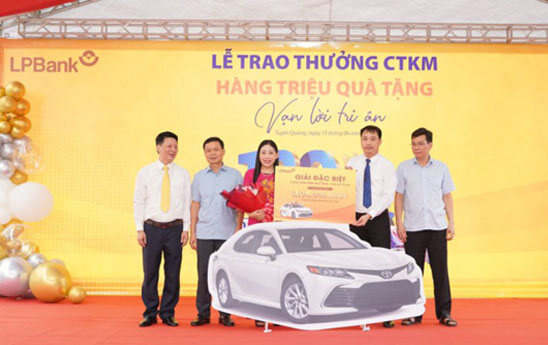 LPBank Tuyên Quang trao thưởng cho khách hàng