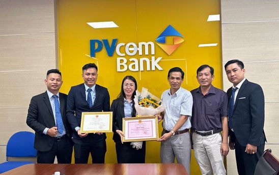 PVcomBank Đồng Tháp nhận bằng khen xuất sắc trong thực hiện phong trào thi đua “Toàn dân bảo vệ an ninh Tổ quốc”