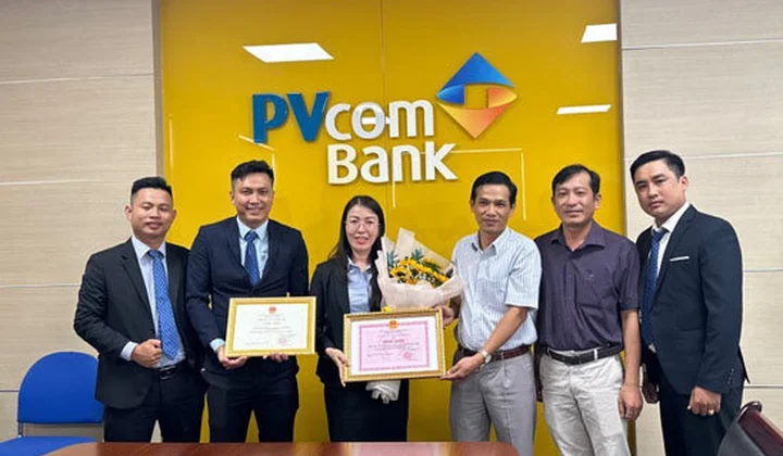 PVcomBank Đồng Tháp nhận bằng khen xuất sắc trong thực hiện phong trào thi đua “Toàn dân bảo vệ an ninh Tổ quốc”