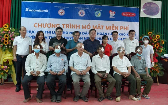 Sacombank và Dai-ichi Life Việt Nam hỗ trợ mổ mắt miễn phí cho 1.000 bệnh nhân nghèo