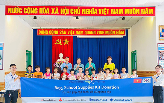 Shinhan Finance trao tặng 300 phần quà cho trẻ em tại Làng S.O.S Nha Trang