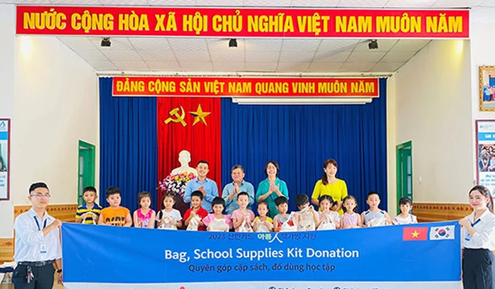 Shinhan Finance trao tặng 300 phần quà cho trẻ em tại Làng S.O.S Nha Trang