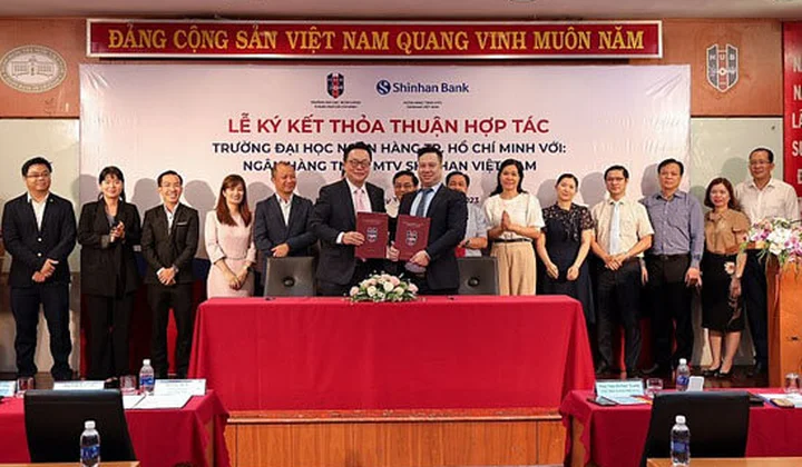 Shinhan Việt Nam hỗ trợ học phí lãi suất 0% cho sinh viên Trường đại học Ngân hàng thành phố Hồ Chí Minh