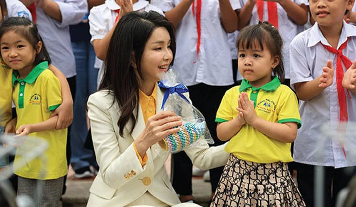 Shinhan Việt Nam tặng xe đạp và học bổng cho học sinh Làng Trẻ em SOS Việt Nam