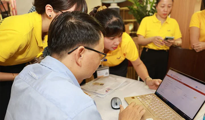 Vietnam Post hỗ trợ người dân cấp đổi giấy phép lái xe trực tuyến
