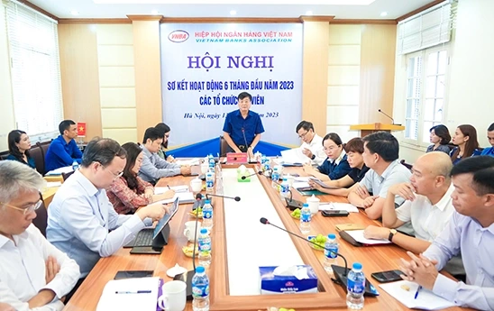 Ngân hàng đồng thuận tiếp tục giảm lãi suất cho vay hỗ trợ doanh nghiệp, người dân