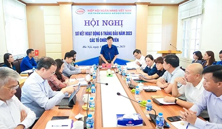 Ngân hàng đồng thuận tiếp tục giảm lãi suất cho vay hỗ trợ doanh nghiệp, người dân