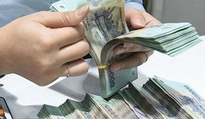 Nhiều ngân hàng tiếp tục hạ lãi suất tiết kiệm