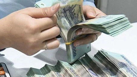 Nhiều ngân hàng tiếp tục hạ lãi suất tiết kiệm