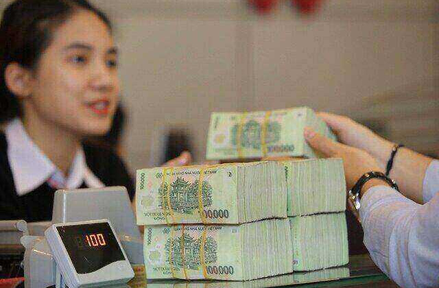 Tiền gửi dân cư tăng mạnh bất chấp lãi suất giảm