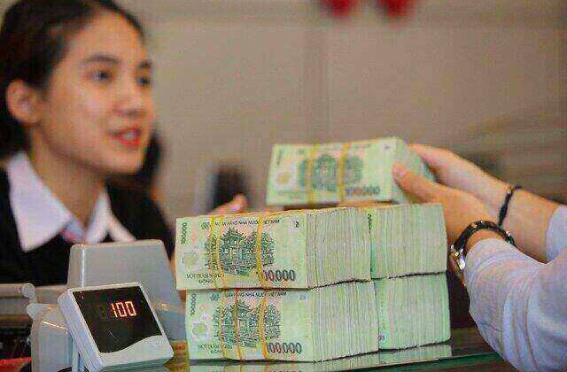 Tiền gửi dân cư tăng mạnh bất chấp lãi suất giảm