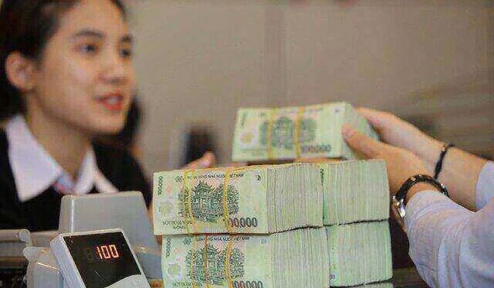 Tiền gửi dân cư tăng mạnh bất chấp lãi suất giảm
