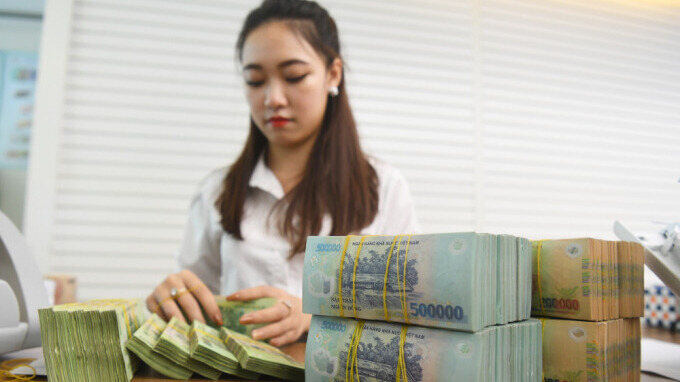 Banks lower deposit interest rates