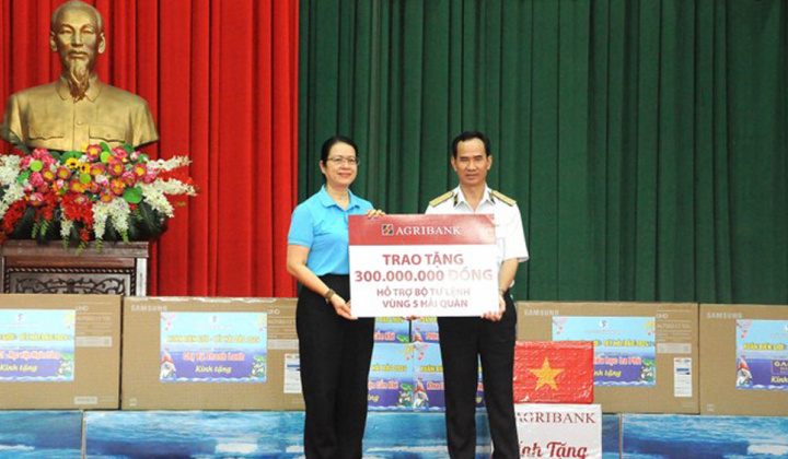 Agribank tặng quà cán bộ, chiến sỹ Bộ Tư lệnh vùng 5 Hải quân
