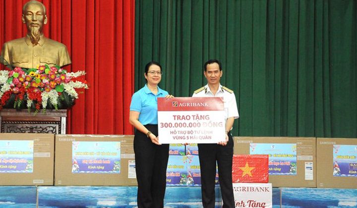 Agribank tặng quà cán bộ, chiến sỹ Bộ Tư lệnh vùng 5 Hải quân