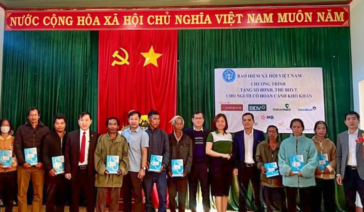 Vietcombank tặng sổ bảo hiểm xã hội và thẻ bảo hiểm y tế cho người dân khó khăn