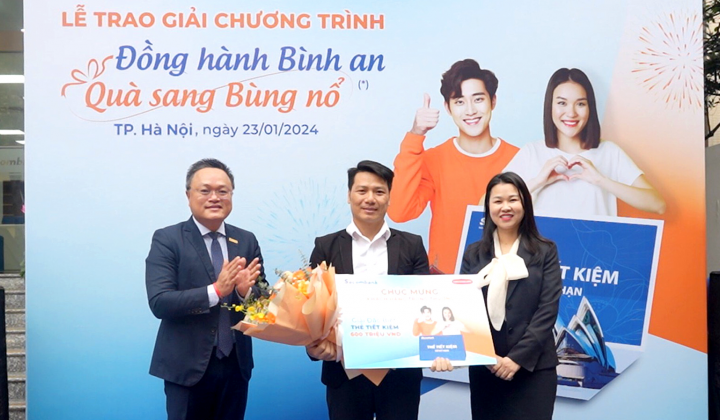 Sacombank trả thưởng chương trình “đồng hành bình an - quà sang bùng nổ”
