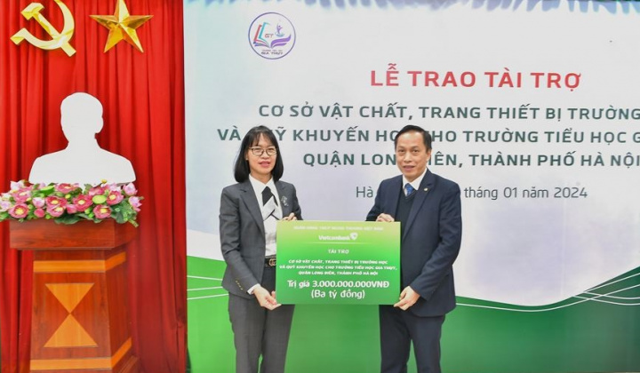 Vietcombank tặng trang thiết bị cho các trường và hỗ trợ địa phương xóa đói giảm nghèo