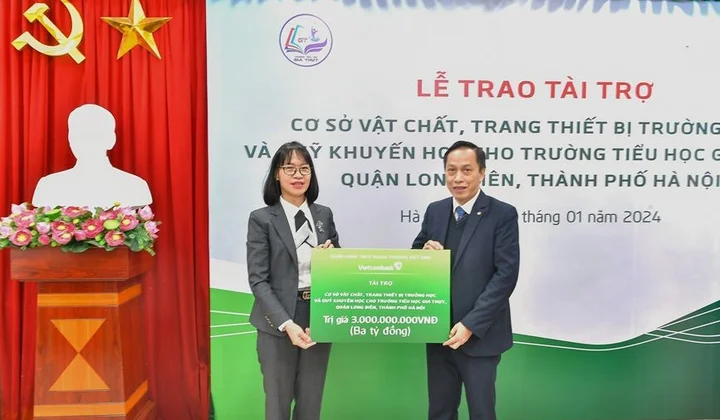 Vietcombank tặng trang thiết bị cho các trường và hỗ trợ địa phương xóa đói giảm nghèo