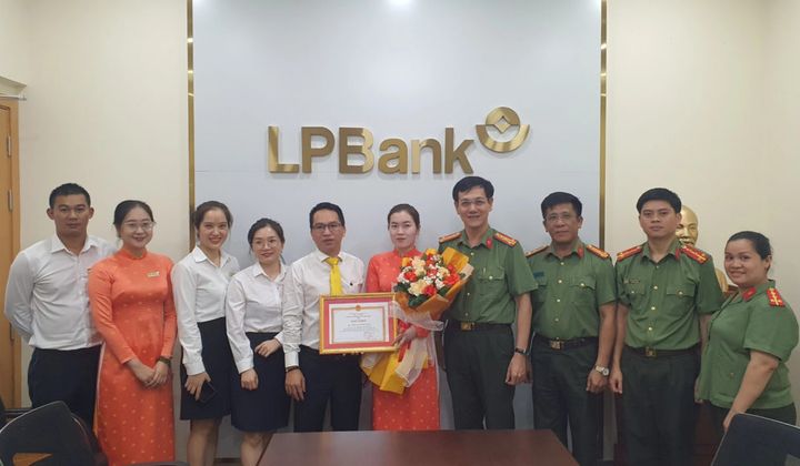 Nhân viên LPBank kịp thời giúp khách hàng tránh bị lừa đảo