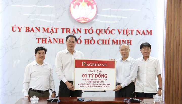 Agribank ủng hộ Quỹ "Vì người nghèo" TP. Hồ Chí Minh 1 tỷ đồng