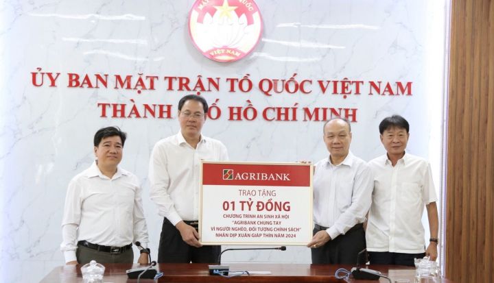 Agribank ủng hộ Quỹ "Vì người nghèo" TP. Hồ Chí Minh 1 tỷ đồng