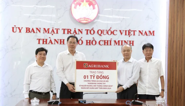 Agribank ủng hộ Quỹ "Vì người nghèo" TP. Hồ Chí Minh 1 tỷ đồng