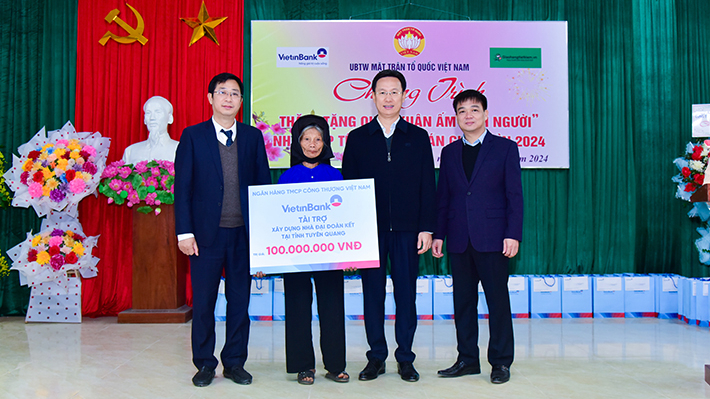 VietinBank tặng nhà và quà Tết cho hộ nghèo tại Tuyên Quang