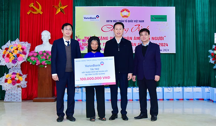 VietinBank tặng nhà và quà Tết cho hộ nghèo tại Tuyên Quang