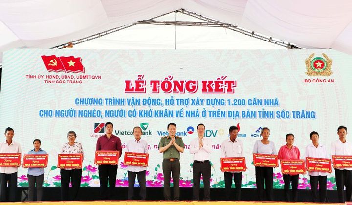 Bàn giao 1.200 căn nhà cho người nghèo, người khó khăn về nhà ở tỉnh Sóc Trăng